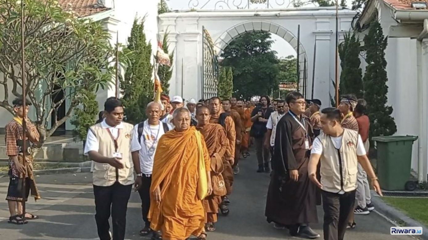 Rombongan Bikkhu Thudong memasuki pelataran Pura Mangkunegaran Solo